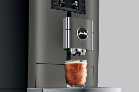 Jura Glas met koffie aan machine X10