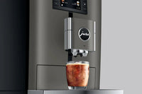 Jura Glas met koffie aan machine X10